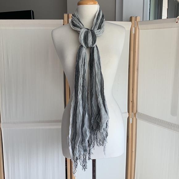 Light grey and white woven polyester scarf - Picture 6 of 10